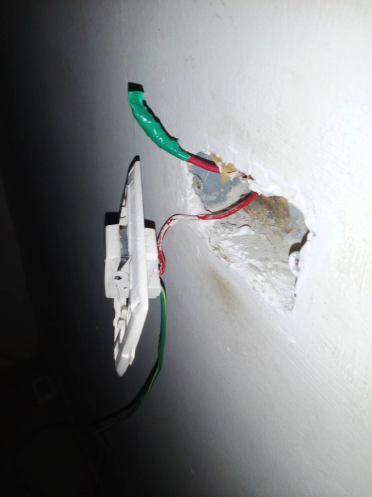 รื้อปลั๊กเช็กสายไฟ