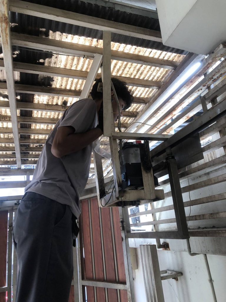 ช่างไฟฟ้าตรวจเช็กมอเตอร์ประตูรีโมท