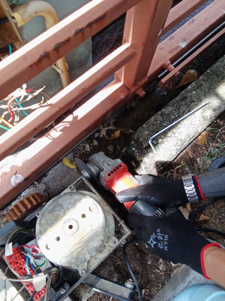 ถอดมอเตอร์ประตูรีโมทเก่า