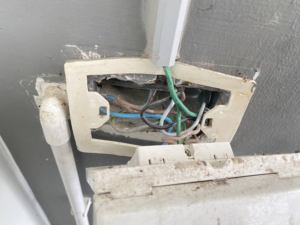 รื้อปลั๊กเช็กสายไฟ