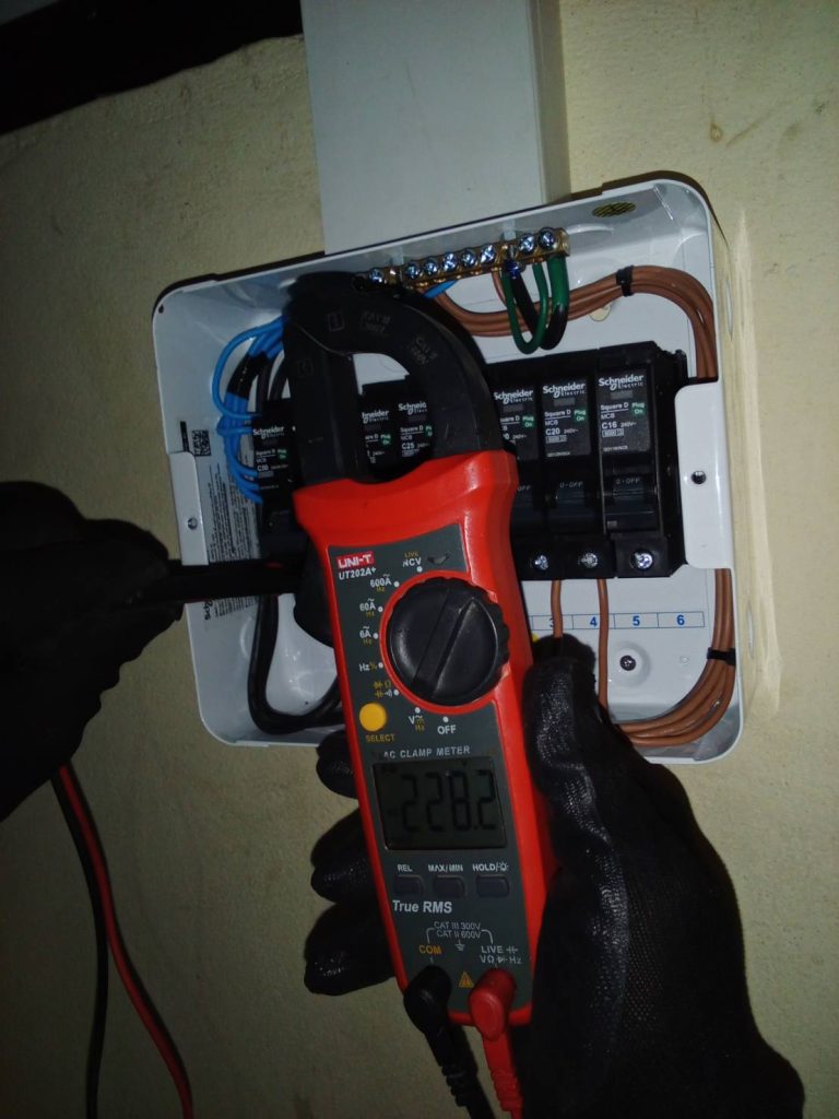 ช่างไฟฟ้าตรวจเช็กหลังทำการติดตั้ง