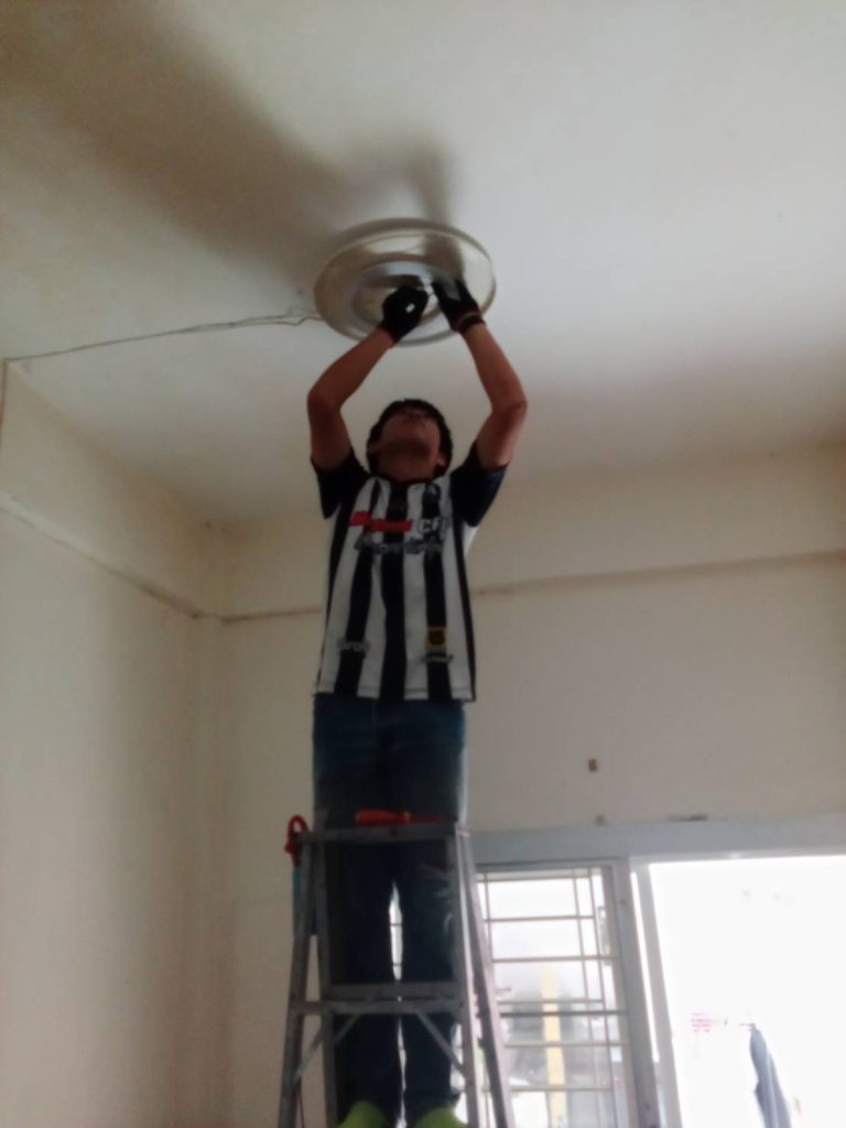 ไฟเพดาน