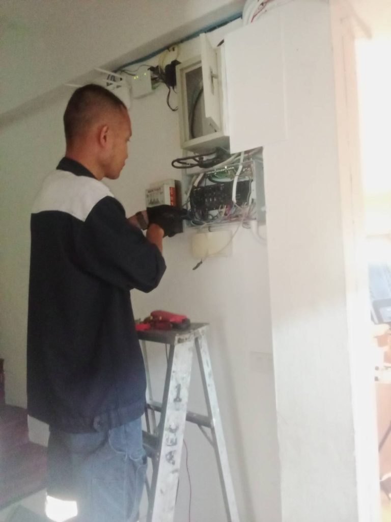 ช่างกำลังทำการติดตั้งตู้คอนซูมเมอร์