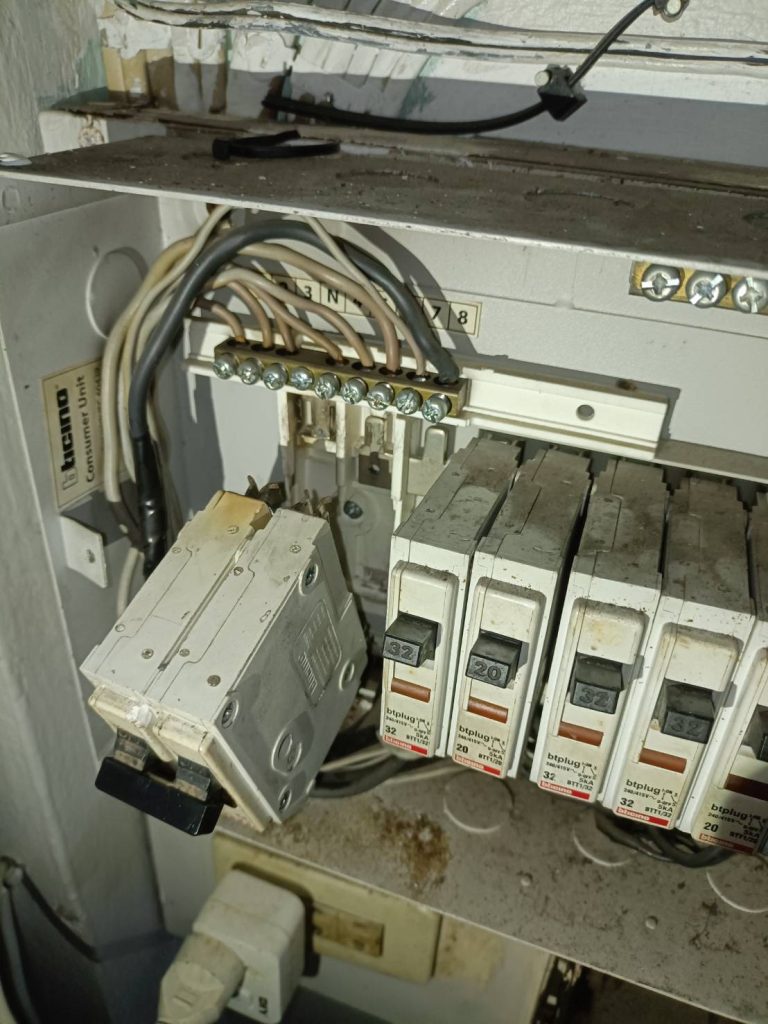 เมนเบรกเกอร์มีรอยช็อต