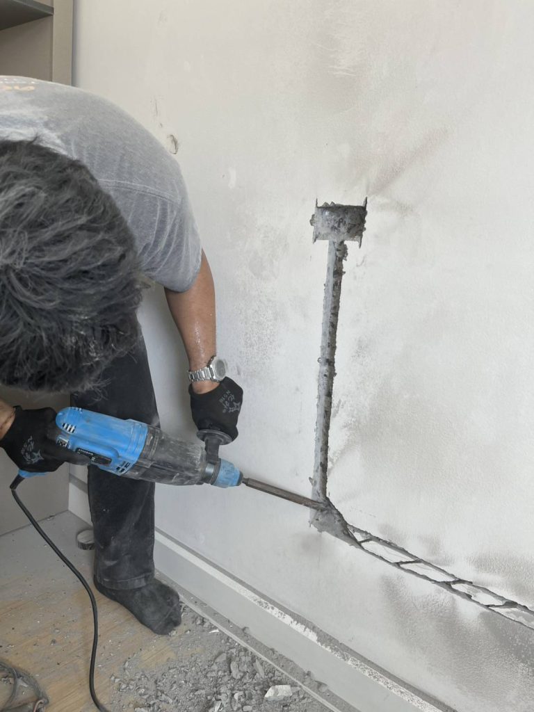 กรีดปูนฝังท่อสายไฟ