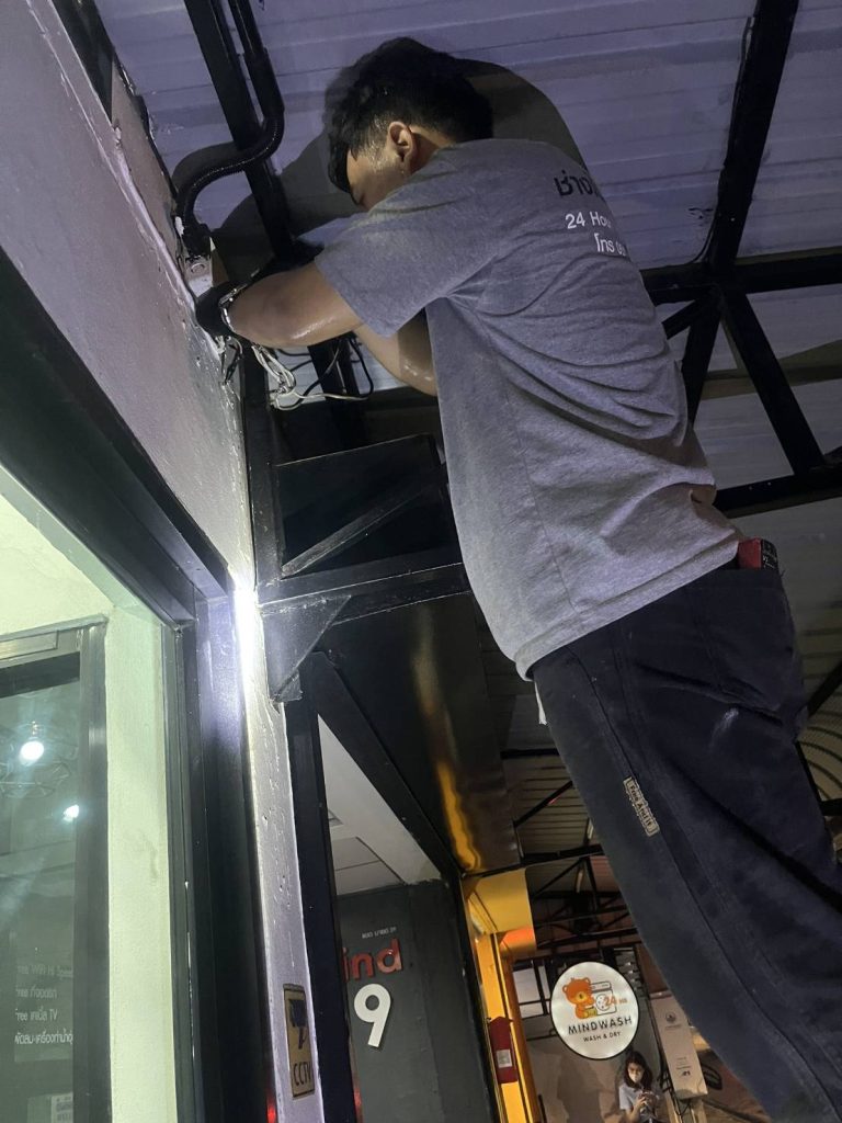 ช่างตรวจเช็กระบบไฟฟ้า