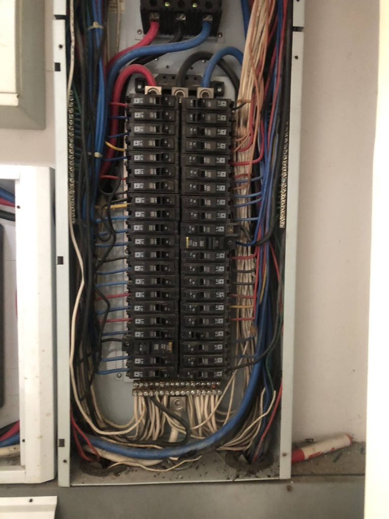 เบรกเกอร์ลูกย่อยในตู้โหลดเซ็นเตอร์