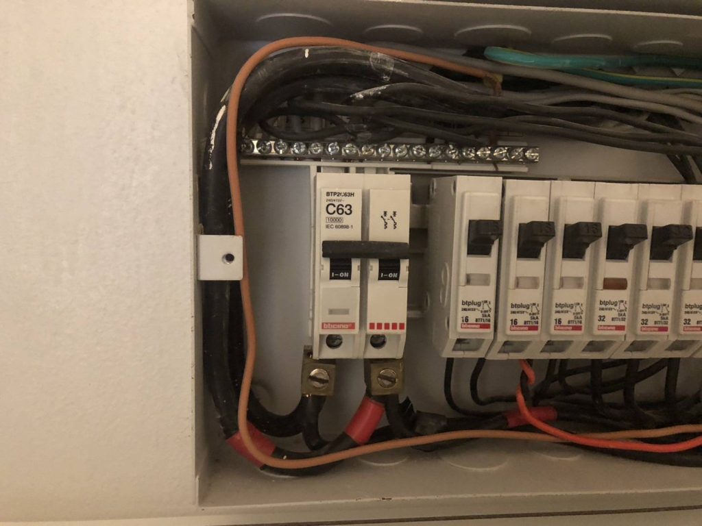 เมนเบรกเกอร์