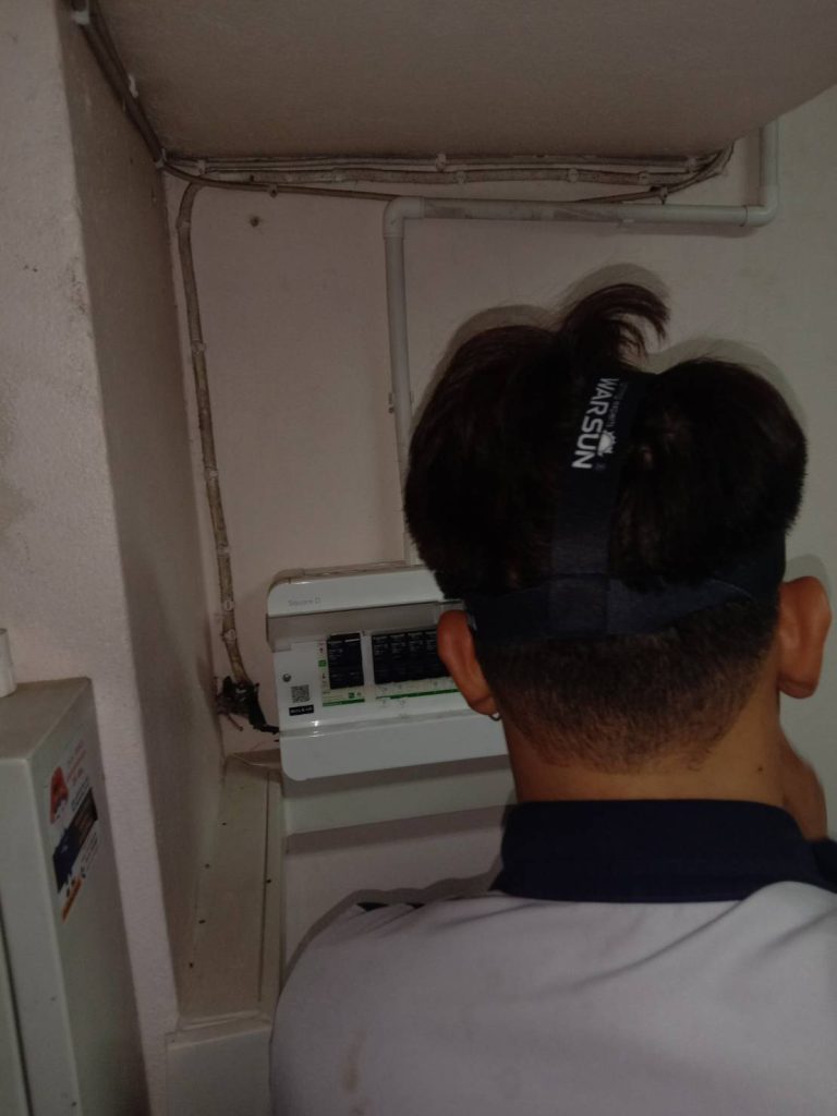 ช่างไฟฟ้าตรวจเช็กตู้คอนซูมเมอร์