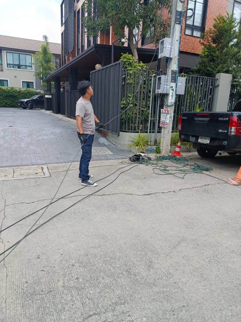 ช่างไฟฟ้าดึงสายเมน