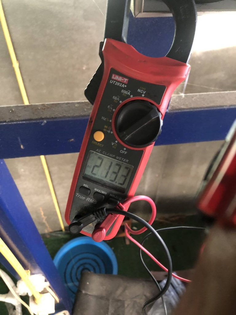 ช่างไฟฟ้าวัดไฟ