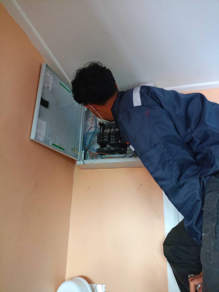 ซ่อมไฟหน้าตู้