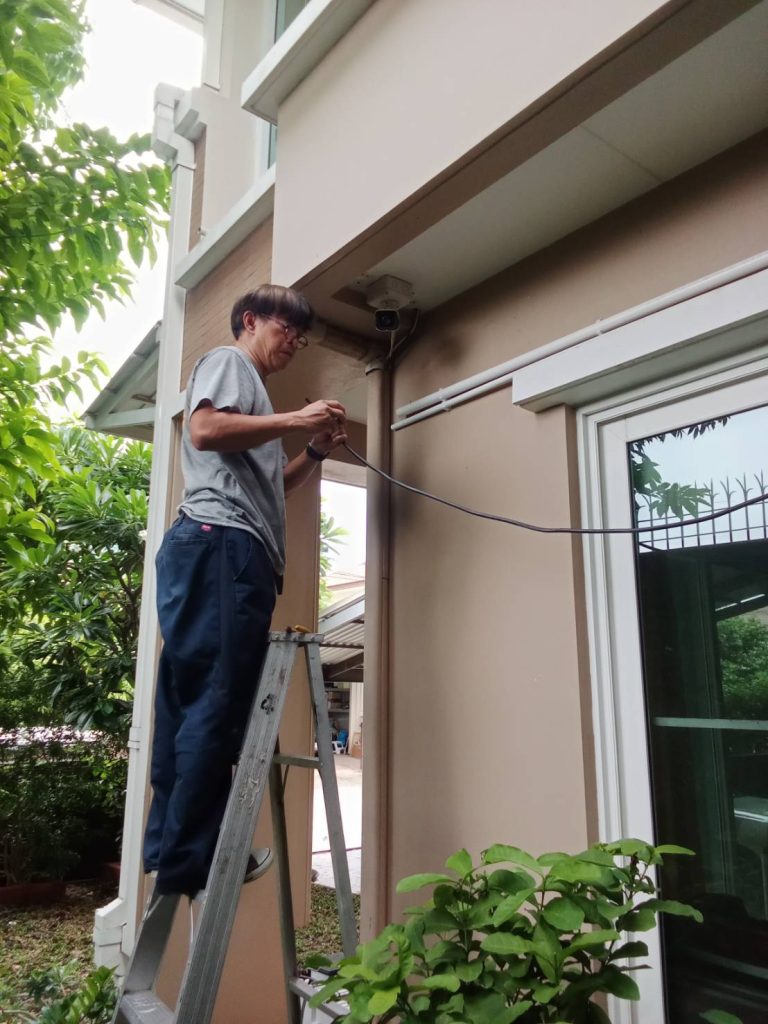 ช่างไฟฟ้าเดินท่อร้อยสายไฟ