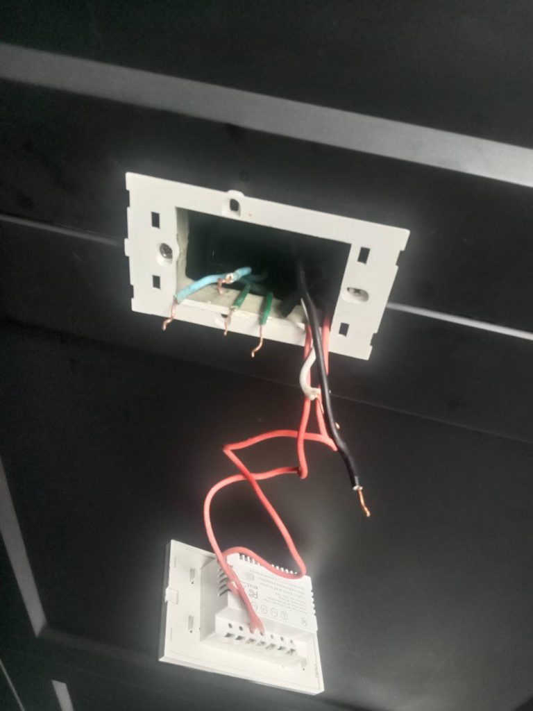 ตรวจเช็กปลั๊กไฟ