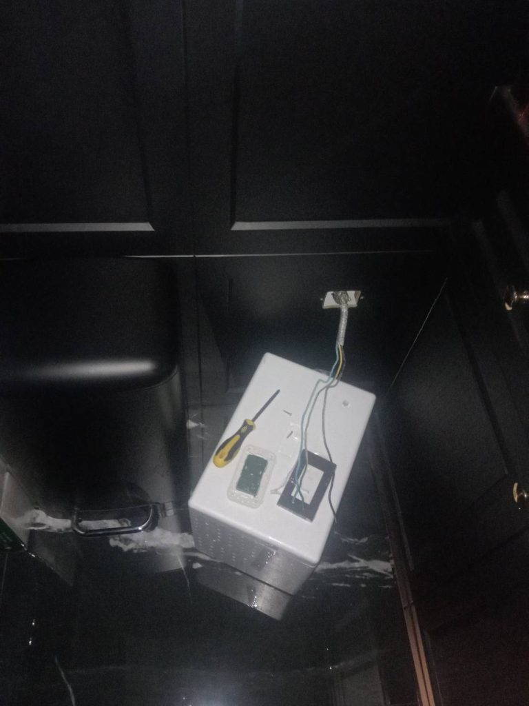 ตรวจเช็กปลั๊กไฟ