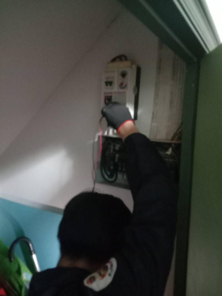 ช่างไฟฟ้าตรวจเช็กตู้คอนซูมเมอร์