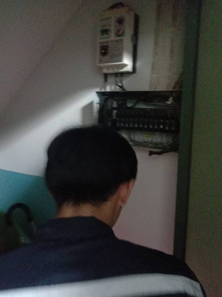 ช่างไฟฟ้าตรวจเช็กตู้คอนซูมเมอร์