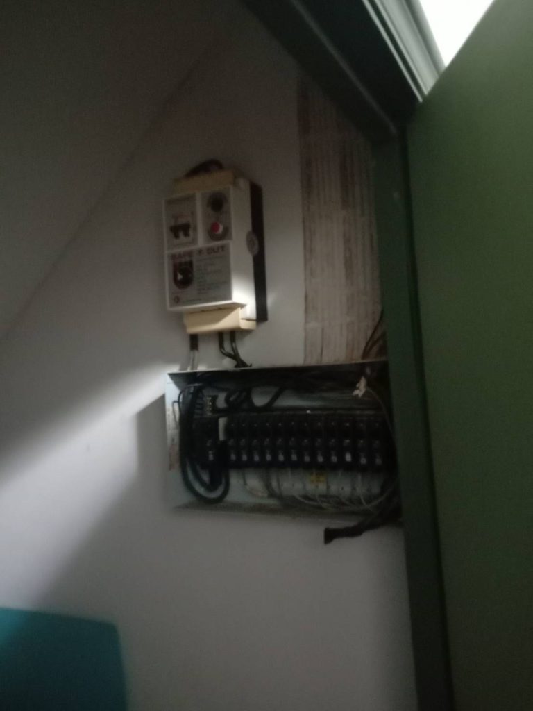 ช่างไฟฟ้าตรวจเช็กตู้คอนซูมเมอร์