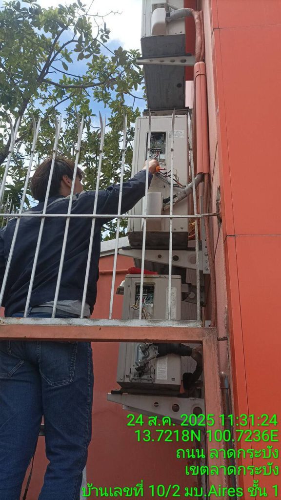ช่างไฟฟ้าตรวจเช็กสายไฟคอยล์ร้อนเครื่องปรับอากาศ