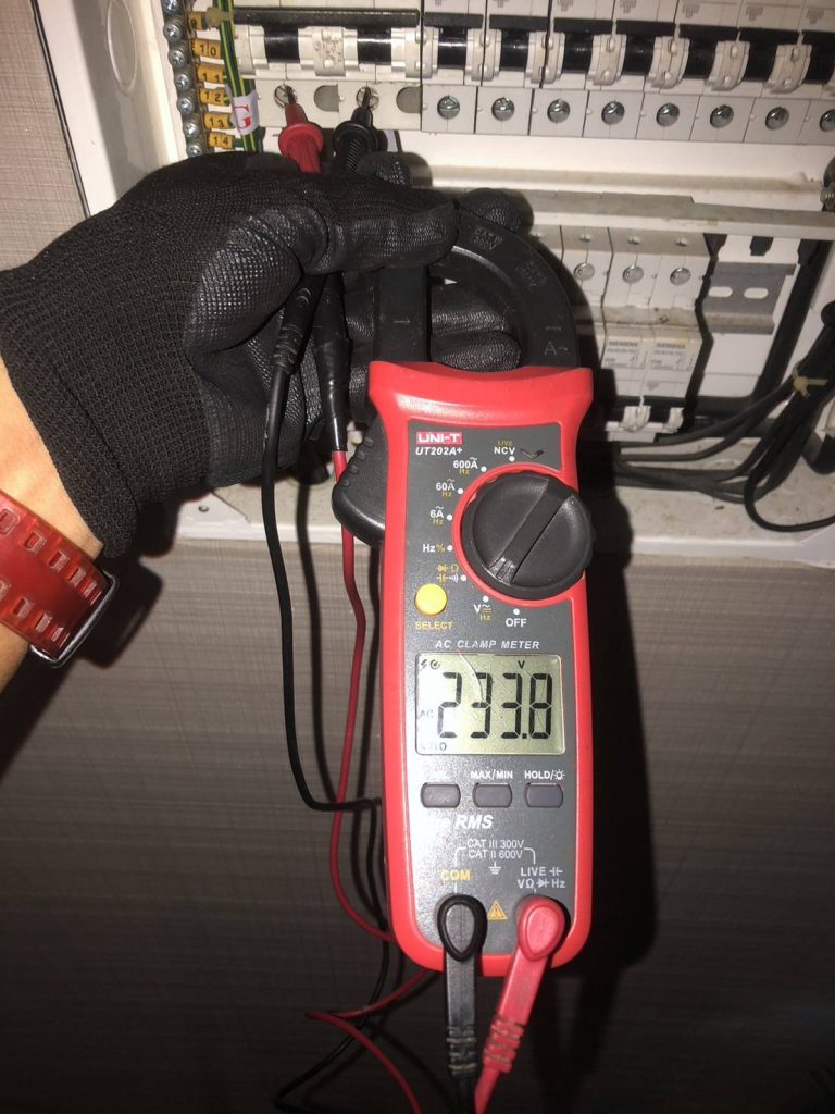 วัดไฟเซอร์กิตเบรกเกอร์