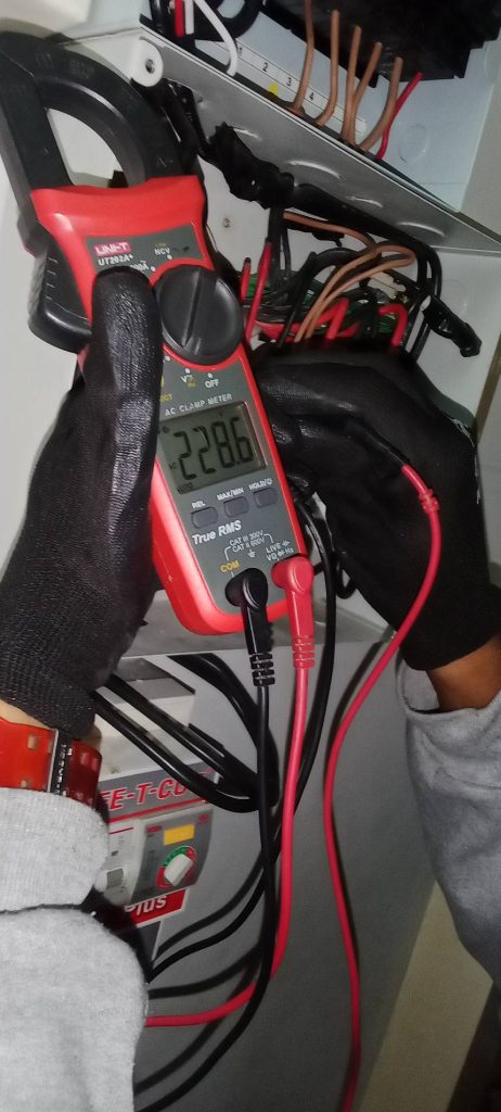 ช่างไฟฟ้าตรวจเช็คก่อนส่งงานลูกค้า