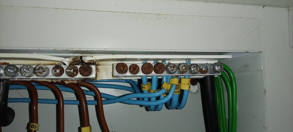 จุดต่อสายไฟที่หัวน้อตสนิมขึ้น