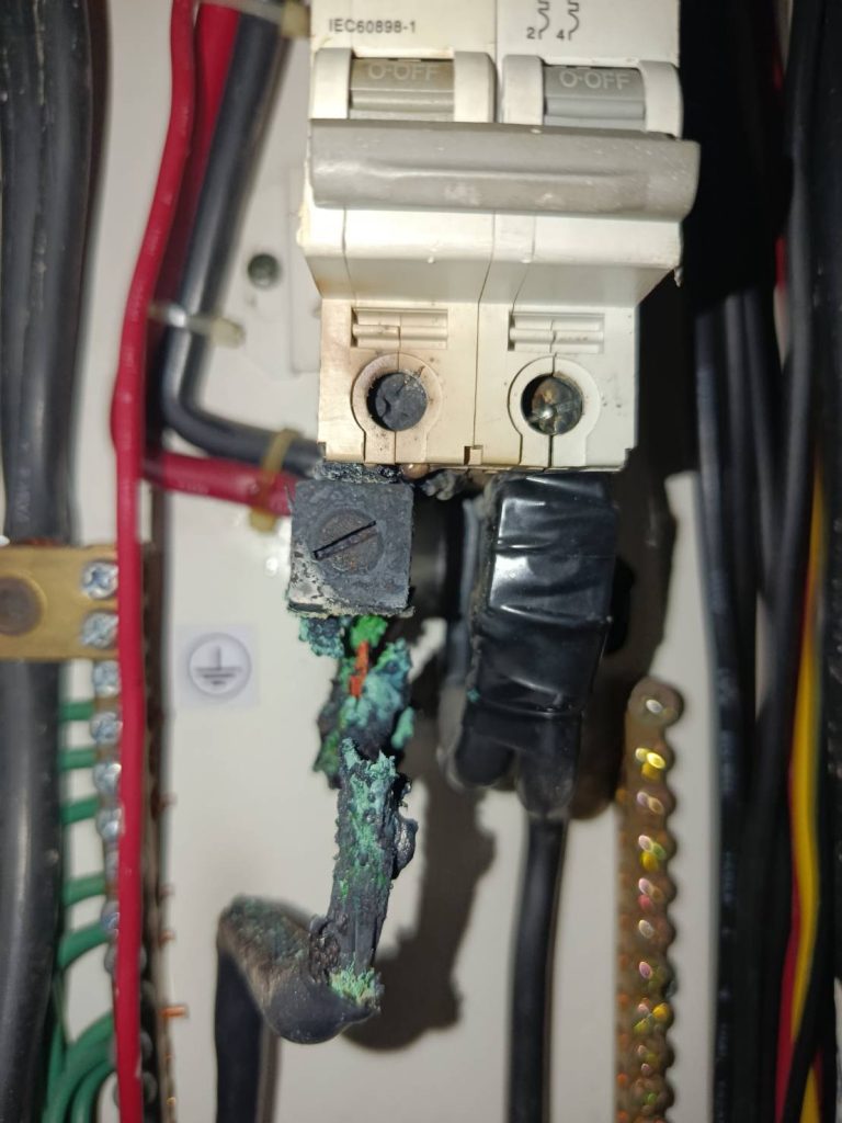 สายไฟช้อตไหม้