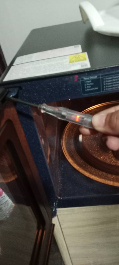 ช่างไฟฟ้าตรวจพบไฟรั่ว