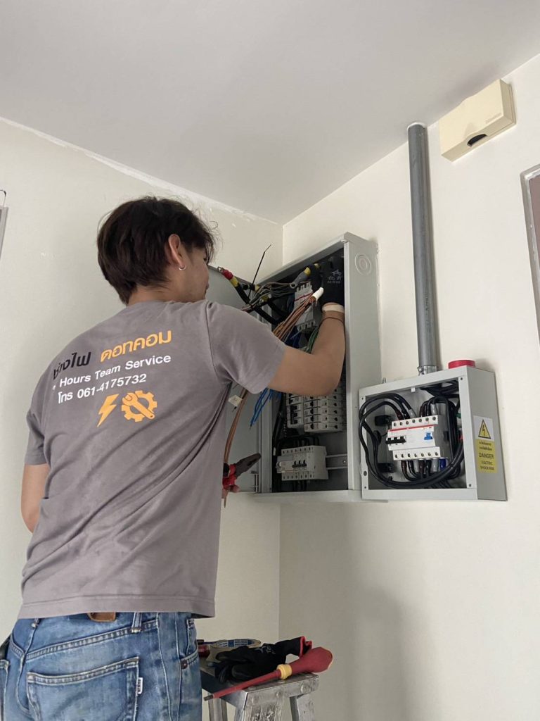 ช่างไฟฟ้าทำการติดตั้งตู้โหลดเซ็นเตอร์