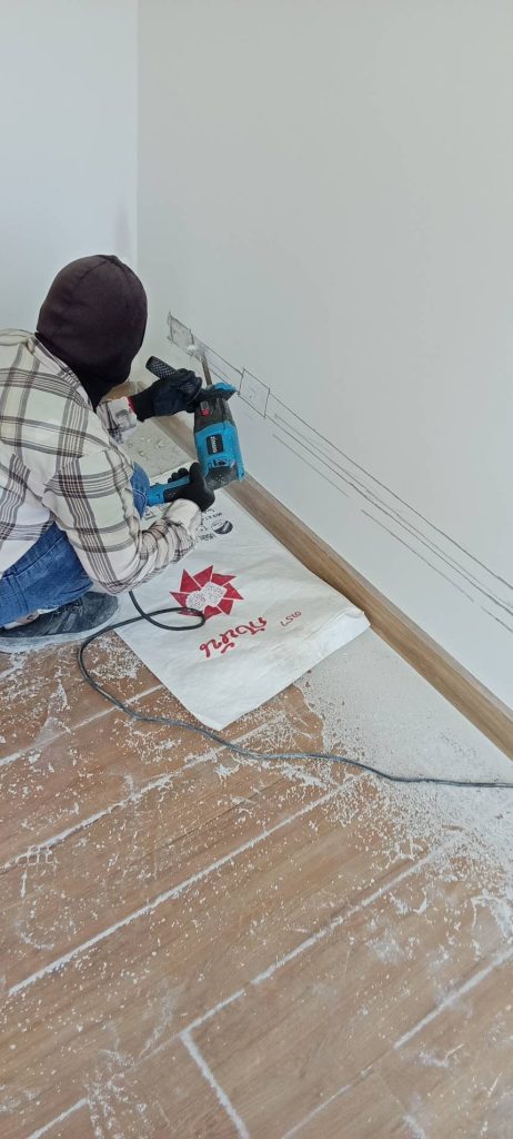 กรีดปูนฝังสายไฟ