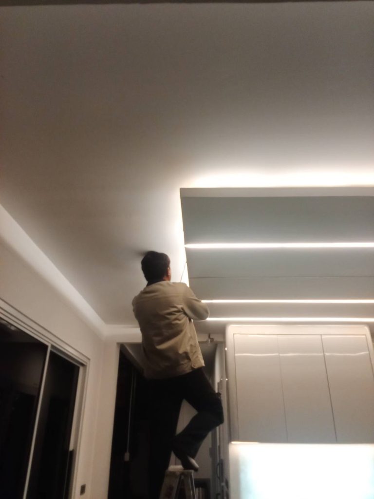 ช่างไฟฟ้าตรวจเช็ก led strip light