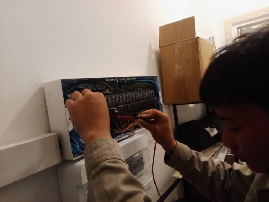 ช่างไฟฟ้าตรวจเช็กคอนซูมเมอร์ยูนิต