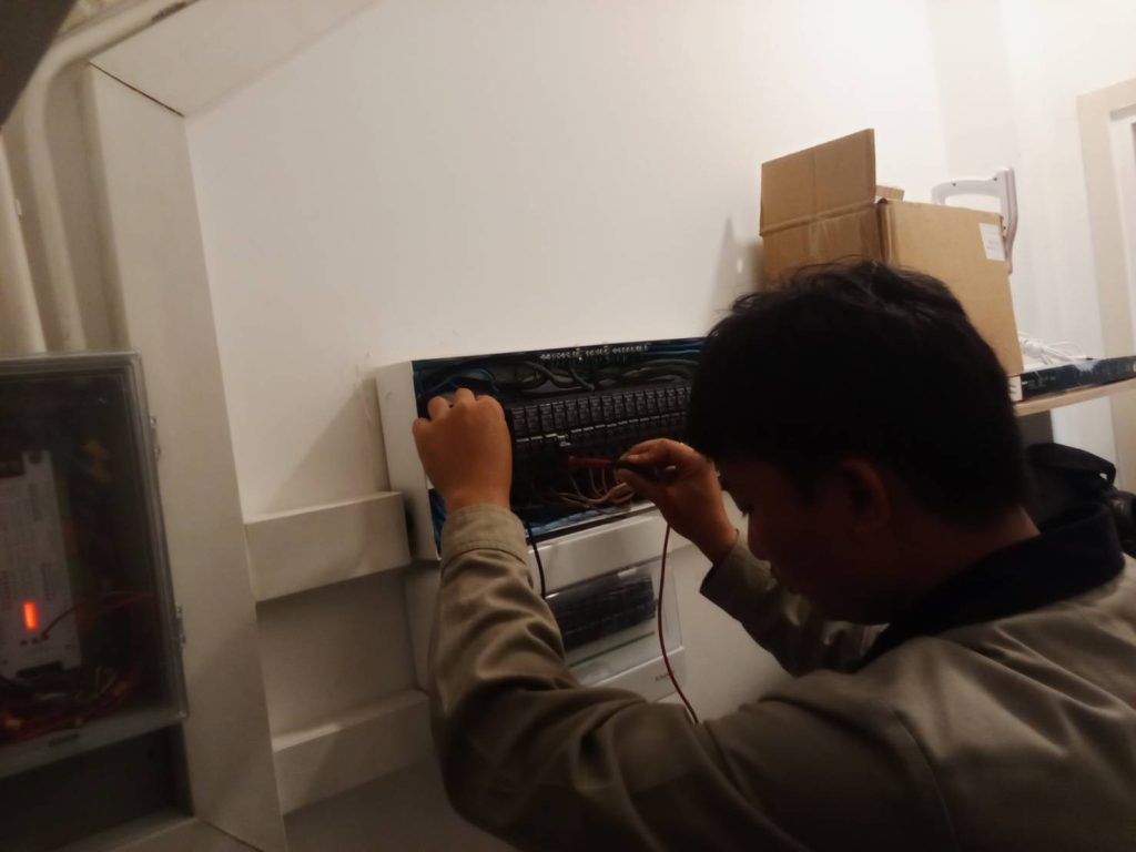ช่างไฟฟ้าตรวจเช็กคอนซูมเมอร์ยูนิต