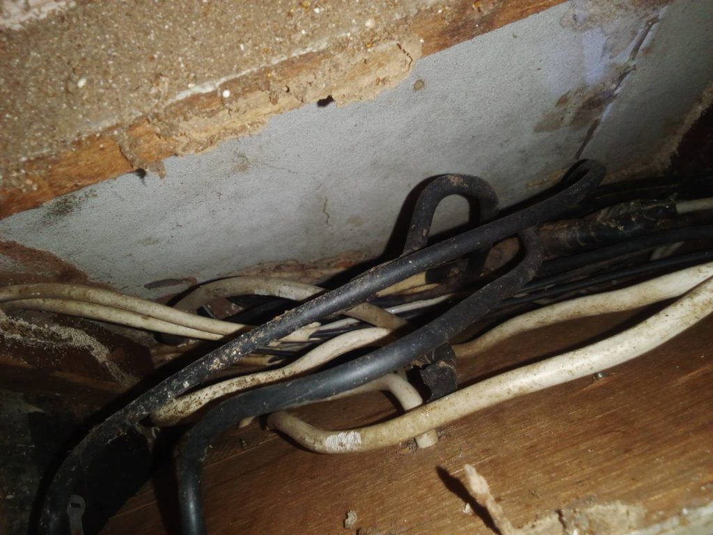 สายไฟเก่าเสี่ยงช็อต