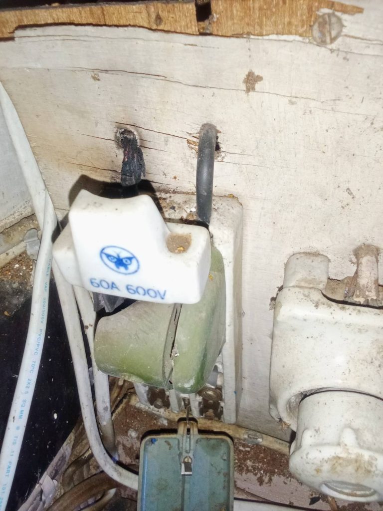 คัทเอ้าท์เก่าชำรุดมีรอยช็อต