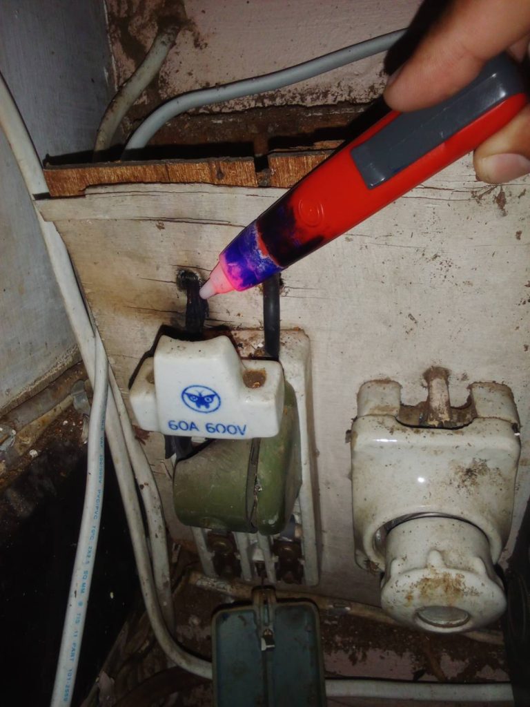 คัทเอ้าท์เก่าชำรุดมีรอยช็อต