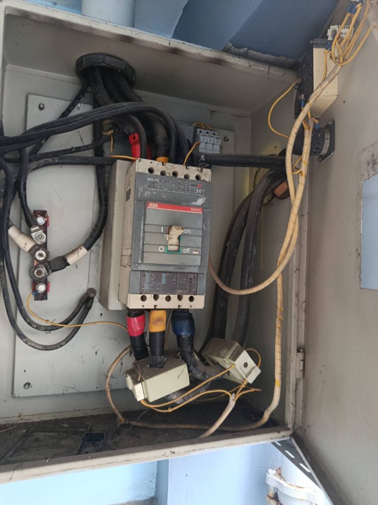 เมนเบรกเกอร์