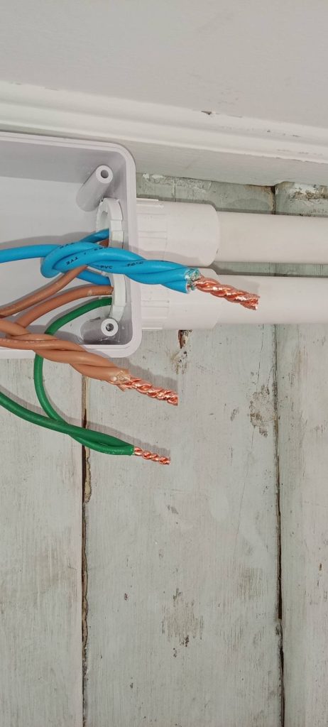 การต่อสายไฟในกล่องพักสายไฟ