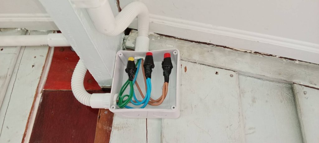 การต่อสายไฟในกล่องพักสายไฟ