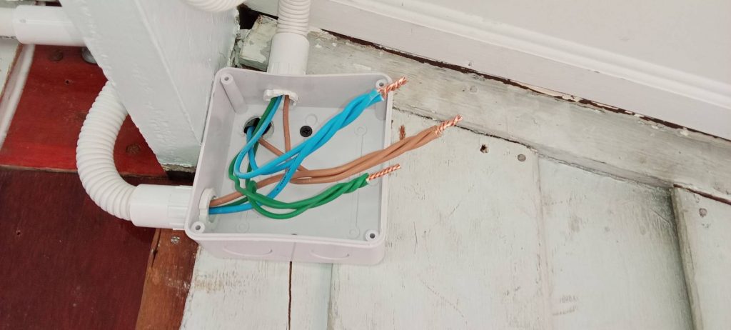 การต่อสายไฟในกล่องพักสายไฟ