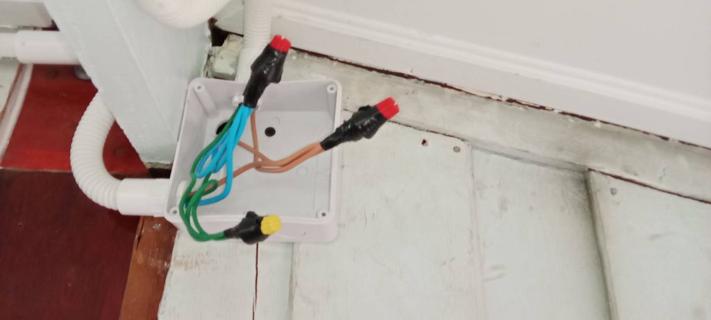 การต่อสายไฟในกล่องพักสายไฟ