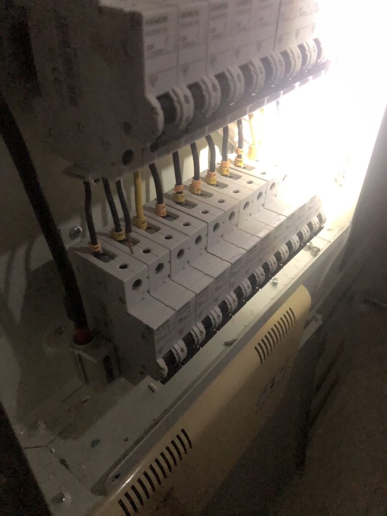 เบรกเกอร์ในตู้โหลด