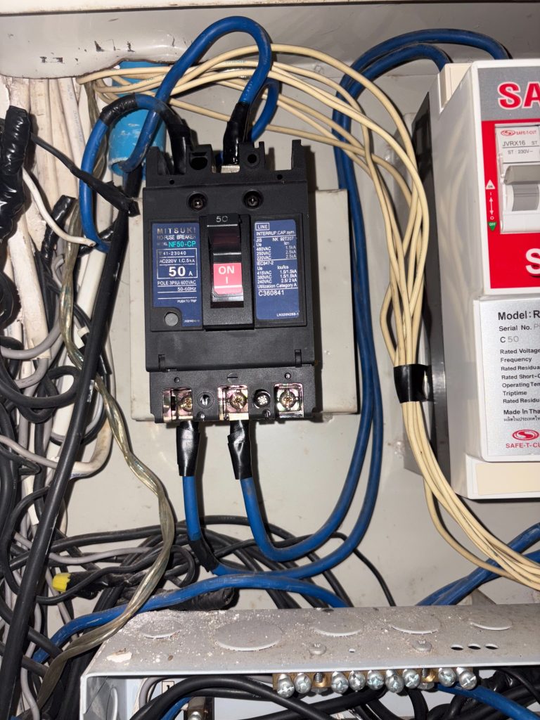 เมนเบรกเกอร์