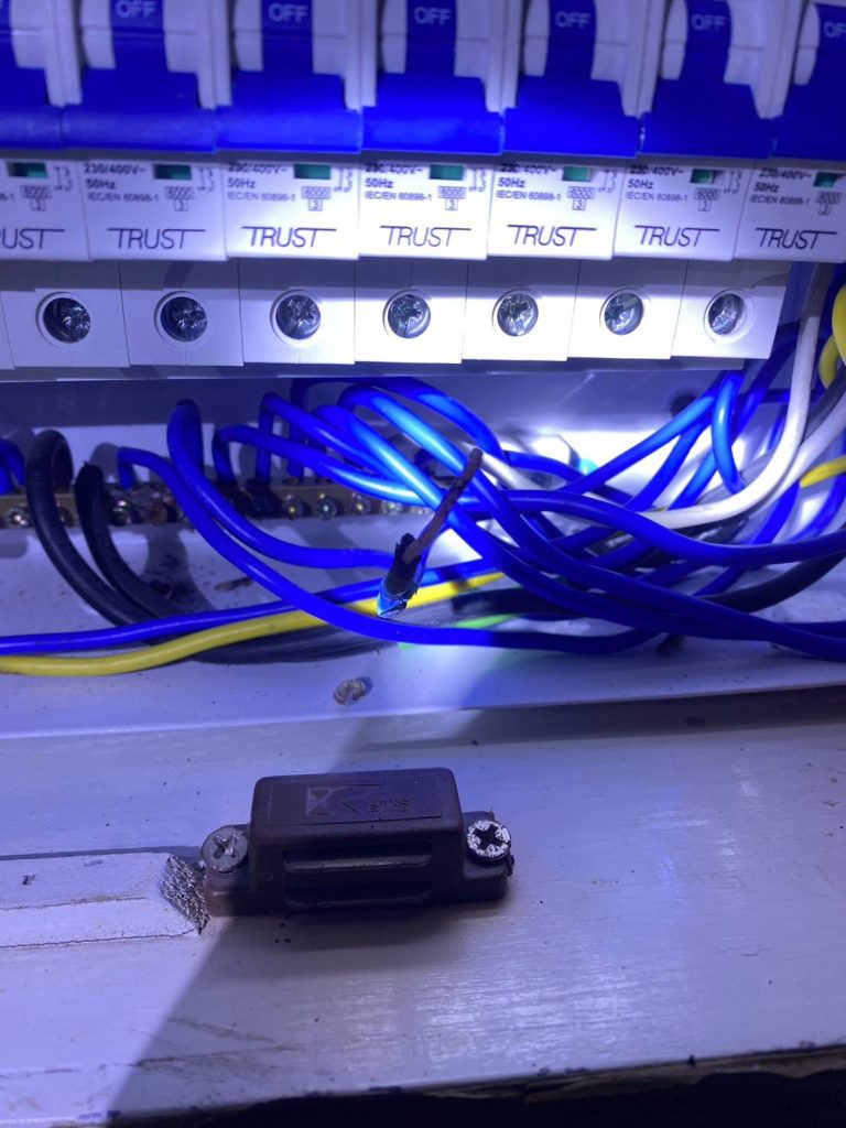 สายไฟในตู้คอนซูมเมอร์