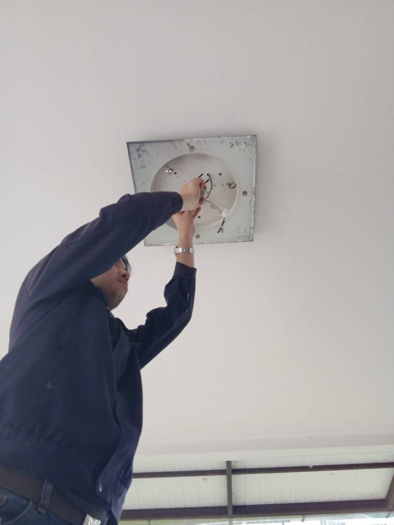 ช่างไฟฟ้าติดตั้งโคมดาวน์ไลท์