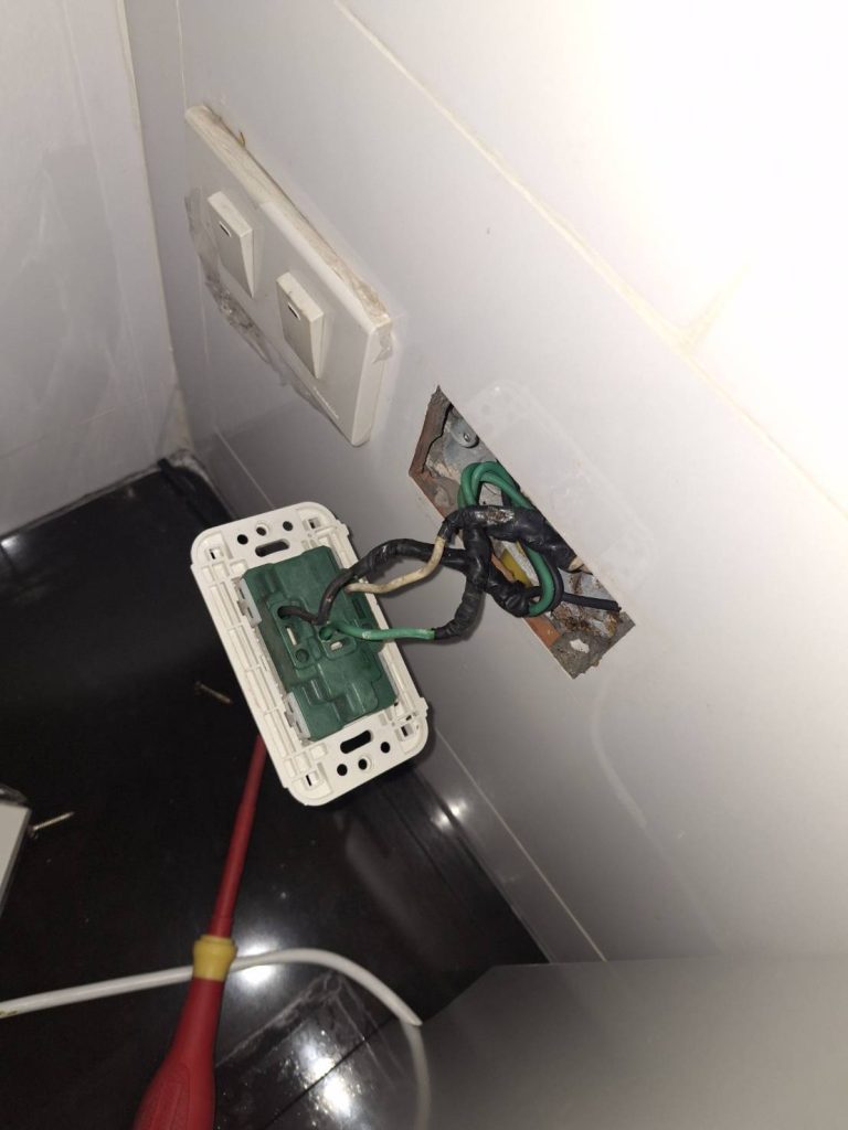 รื้อปลั๊กซ่อมสายไฟ