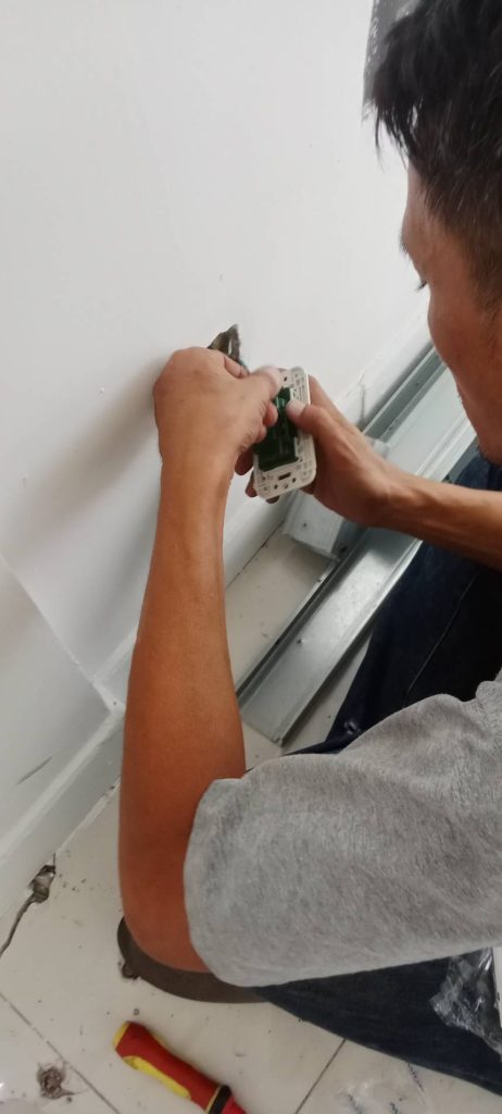 งานติดตั้งปลั๊กไฟ