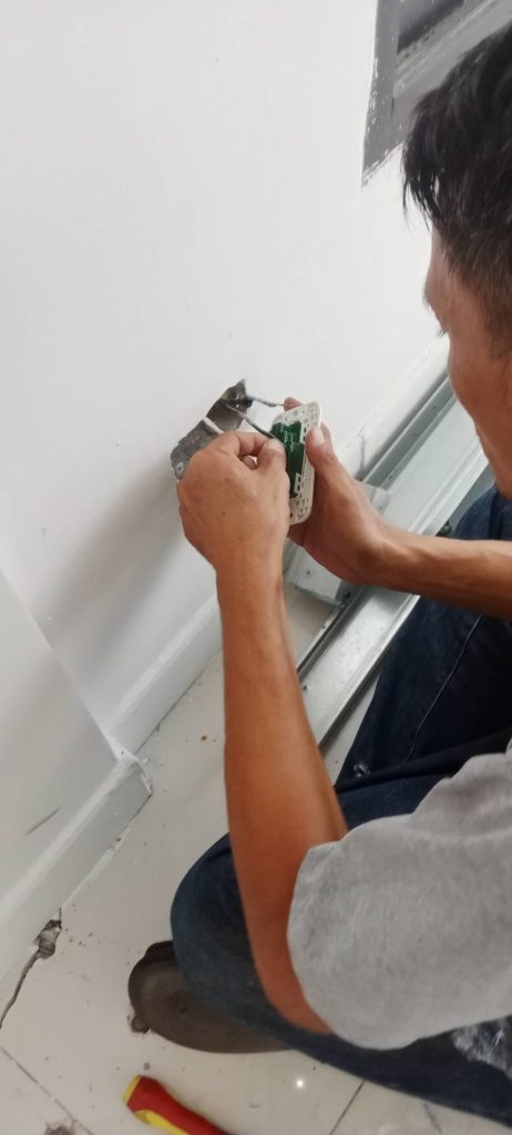 งานติดตั้งปลั๊กไฟ
