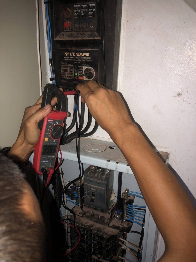 ช่างไฟตรวจเช็กระบบไฟ