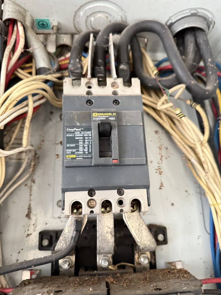 เมนเบรกเกอร์ไฟสามเฟส